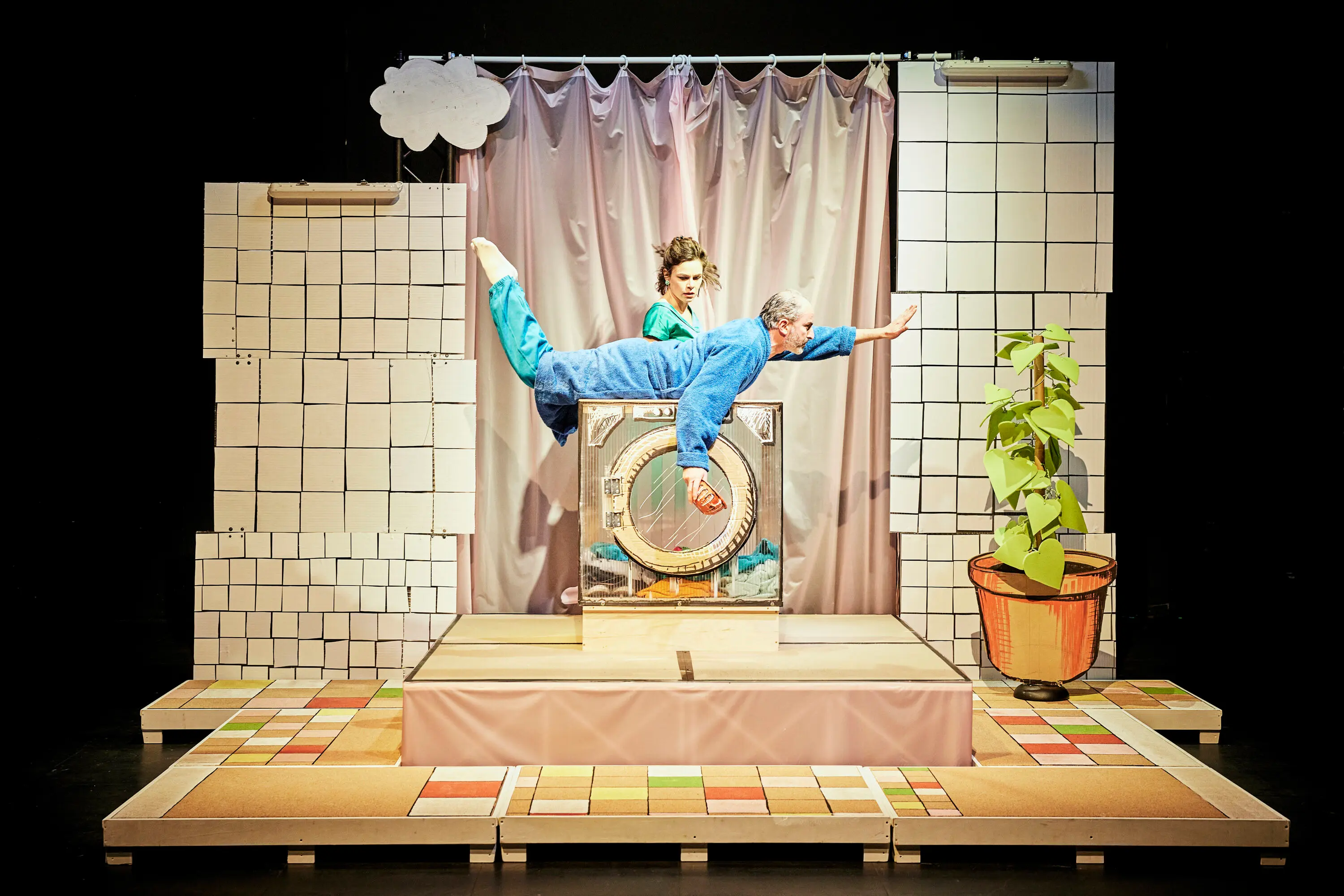 Derrière le hublot se cache parfois du linge