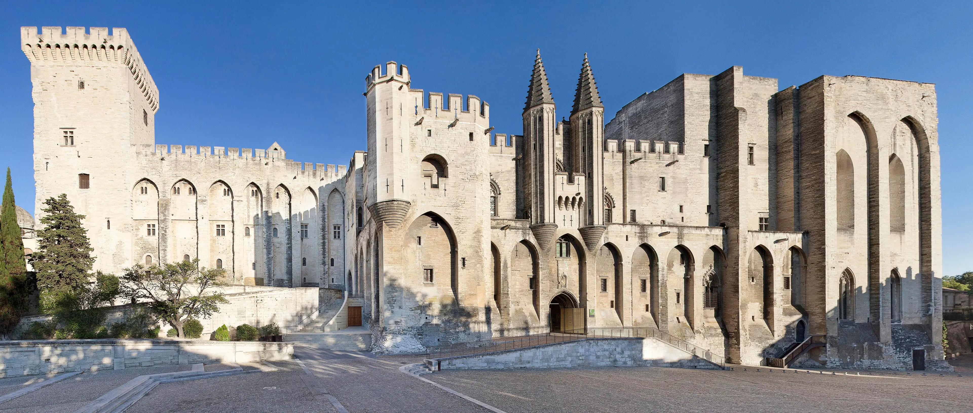 #02 Le Palais des Papes, le plus imposant